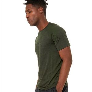 ALO Yoga Men’s “Amplify Seamless” Short Sleeve Tee (L)